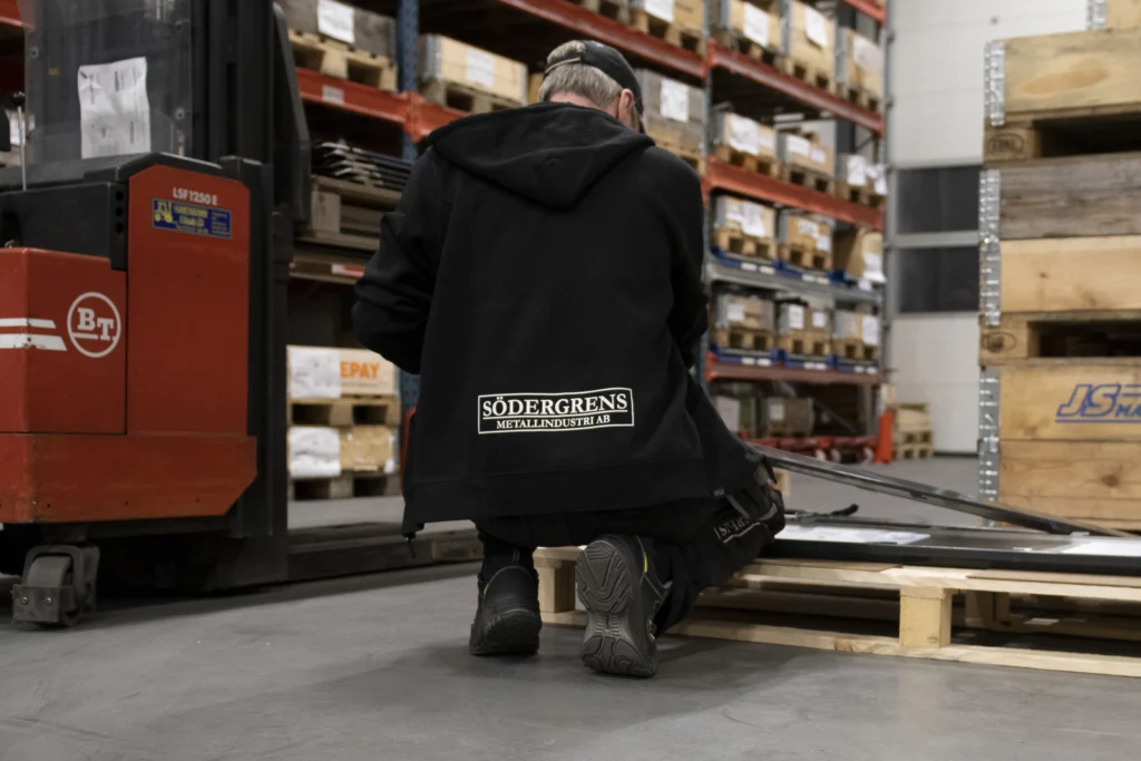 montering man med södergrens hoodie som lutar sig fram och monterar.