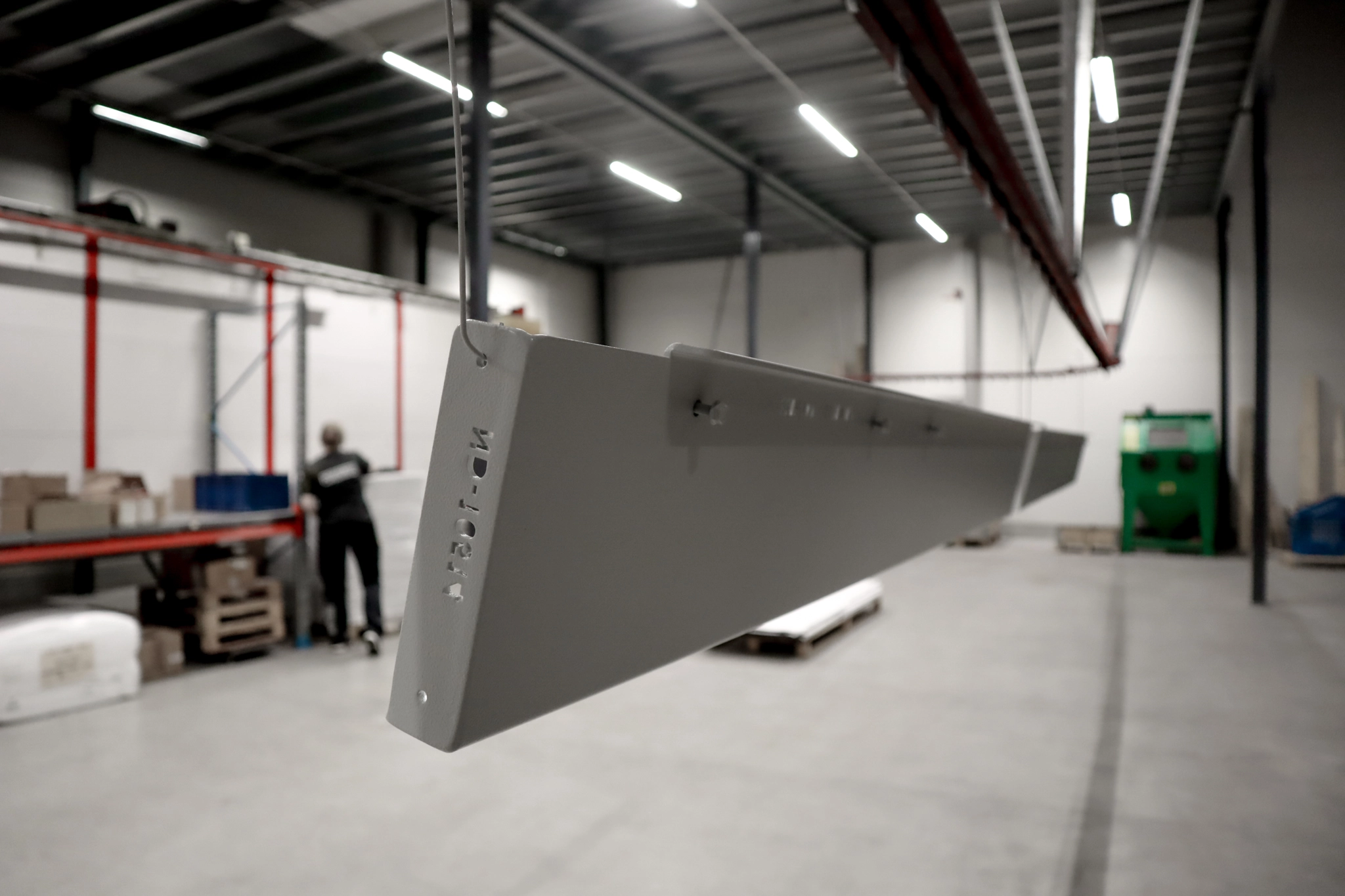 pulverlackad hängd plåtdetalj.